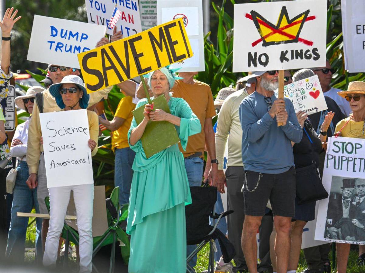 Miles de personas en todo EE.UU. protestan contra Trump: No queremos Reyes