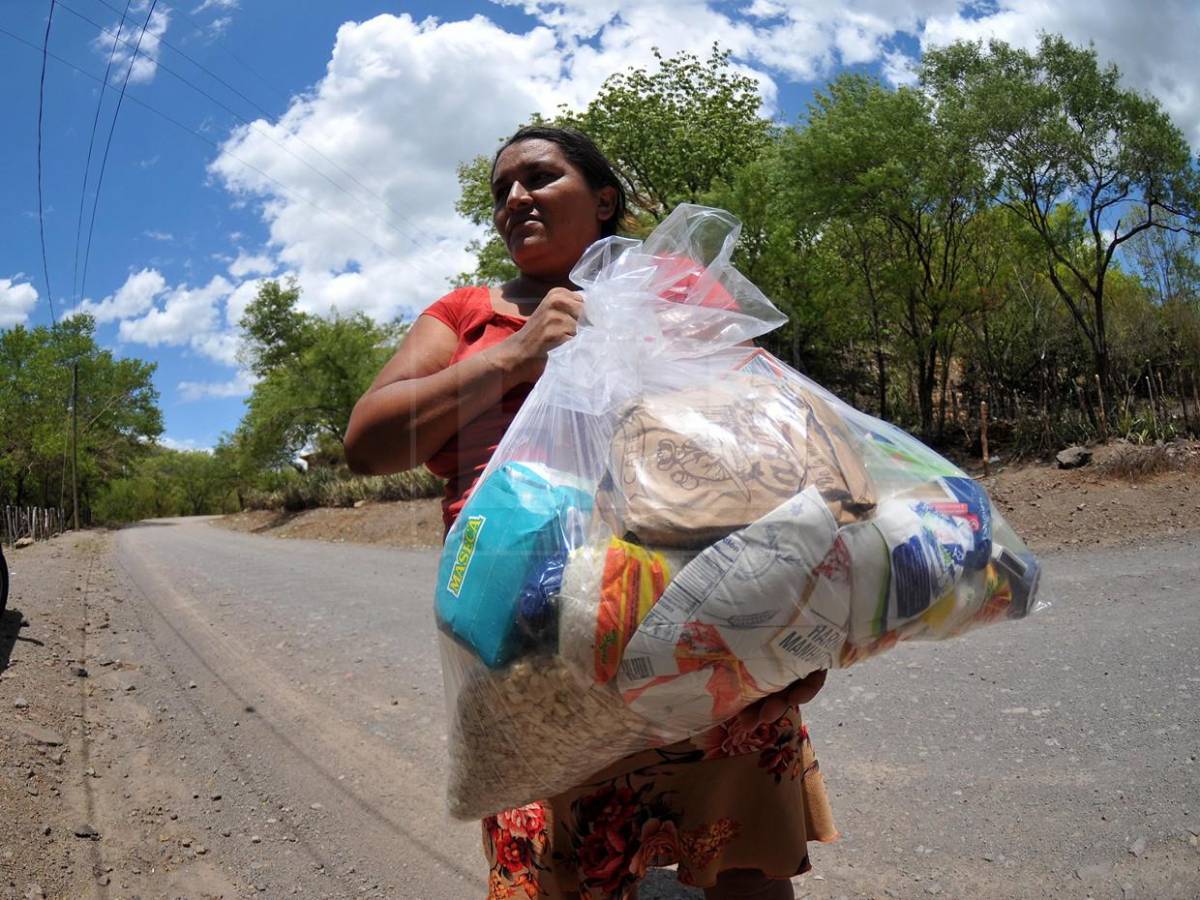 Bajo ardiente sol buscaban comida y hallaron la solidaridad de lectores de El Heraldo