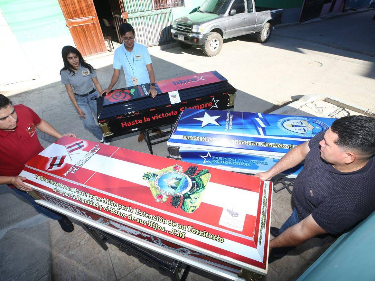 Ataúdes elaborados con diseños de emblemas de partidos políticos