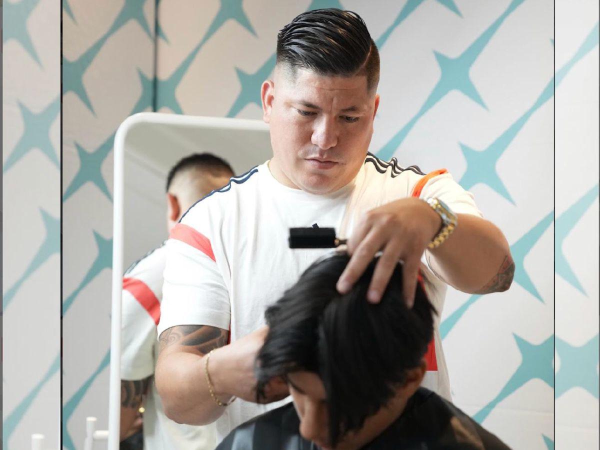 Alejandro Arita incursionó en el mundo de la barbería en medio de la pandemia del covid-19.