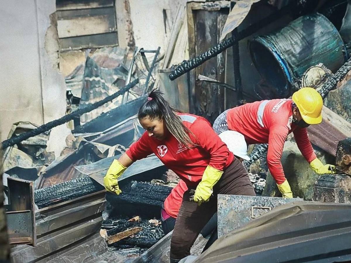 No quedó nada, solo escombros: el interior de Chinda Díaz y otros negocios tras incendio