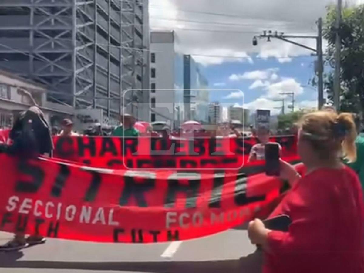 Plazas por mérito, no por bandera: médicos protestan frente a casa presidencial