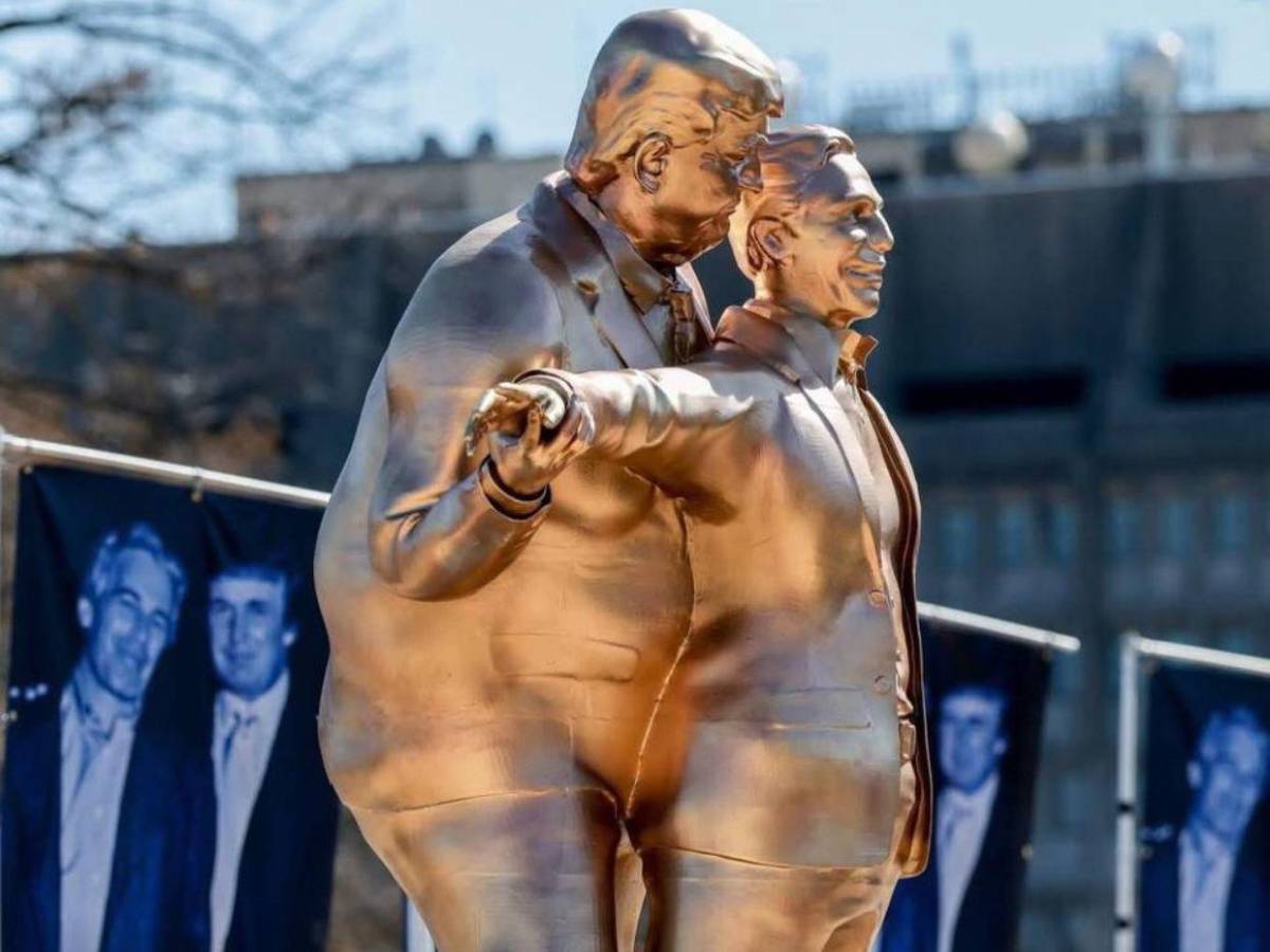 Estatua de Trump y Epstein imitando escena de Titanic se vuelve viral