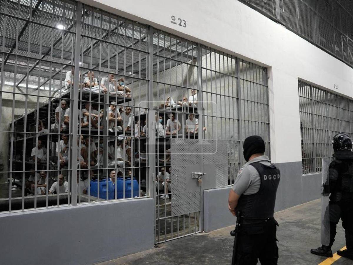 Barrio 18 y MS-13 conviven en la misma celda: las medidas del Cecot que el CN busca replicar en Honduras