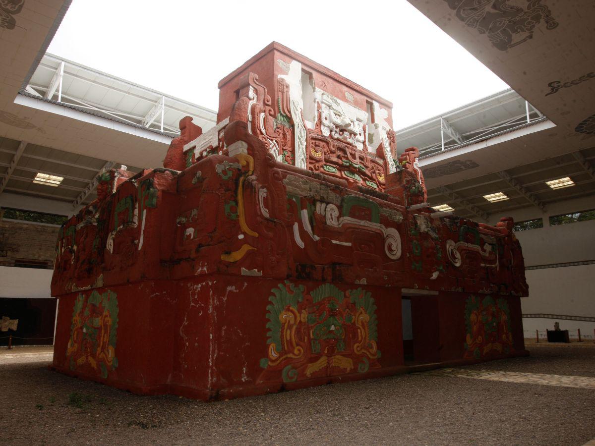 Una réplica a escala del Templo Rosalila puede apreciarse en el centro del Museo de Arqueología de Copán.