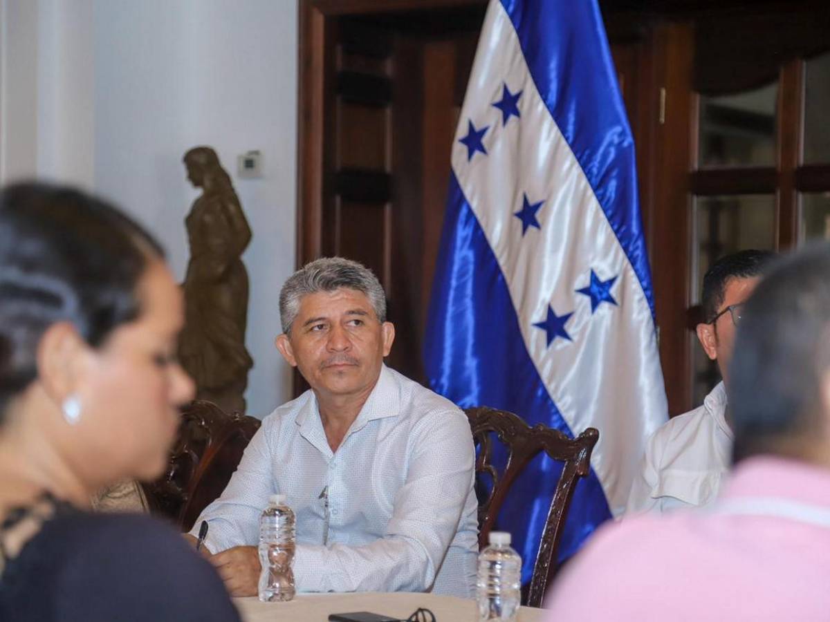 ¿Quiénes integran la mesa de diálogo entre gobierno y magisterio?