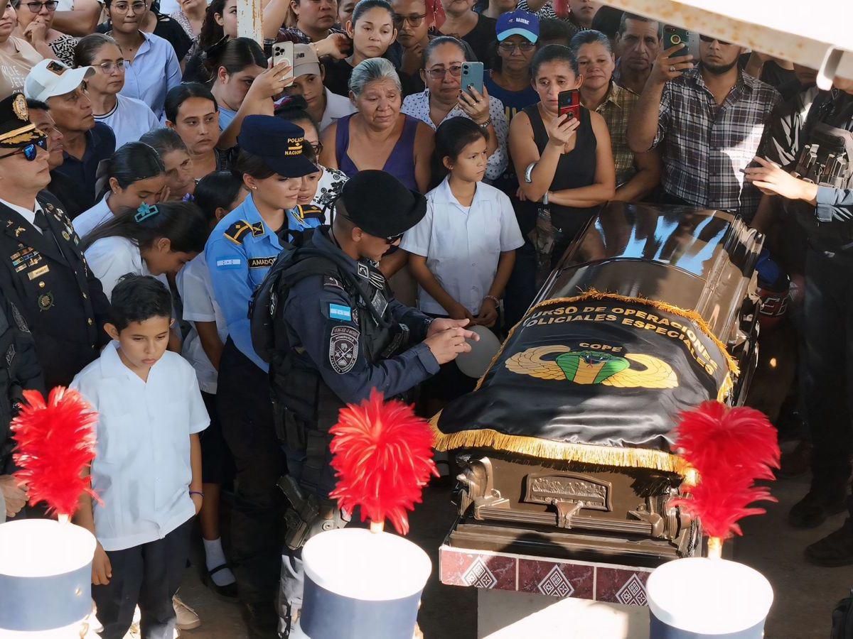 Con una camisa del Olimpia sobre el ataúd: así despidieron a policía que murió en enfrentamiento