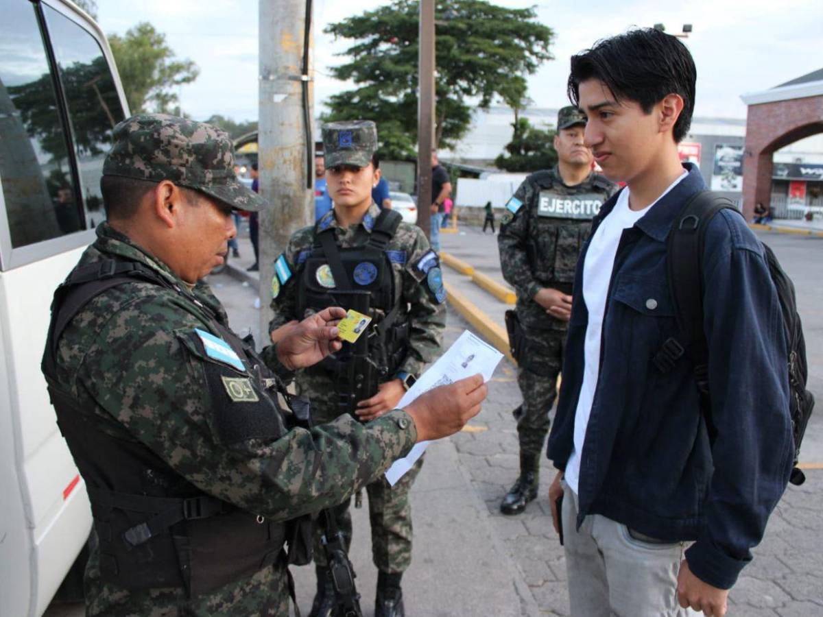 Con forma 003 en mano y carnet: estudiantes abordan buses de la UNAH