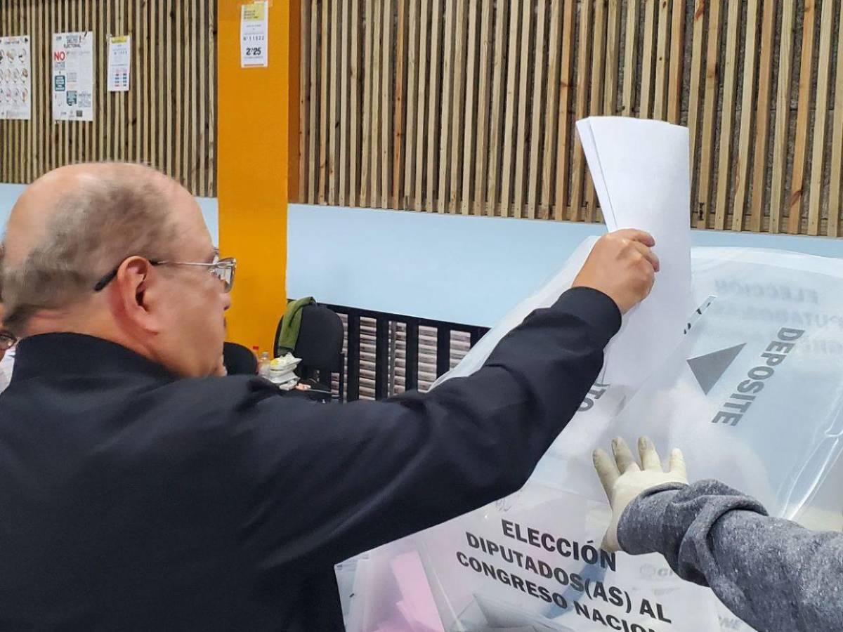 Con alegría y emoción: Así llegó a votar Hugo Noé Pino, vicepresidente del CN