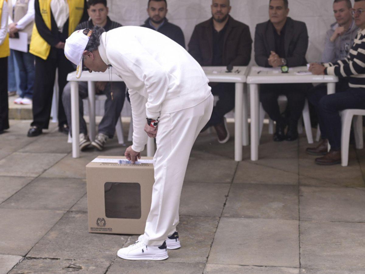 Petro vota por última vez como presidente de Colombia y asegura una transición “sin un segundo de más”