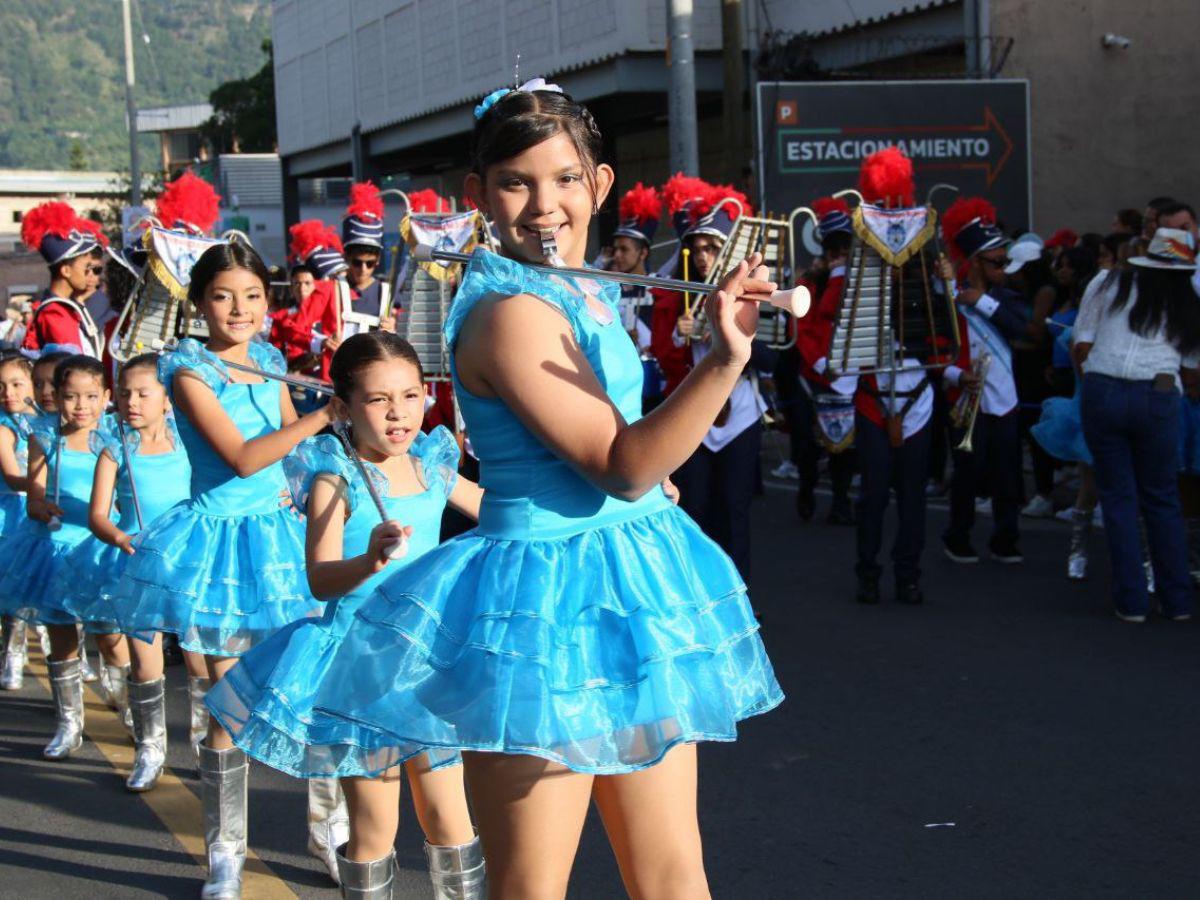 Palillonas y pomponeras: las pequeñas protagonistas en los 204 años de independencia