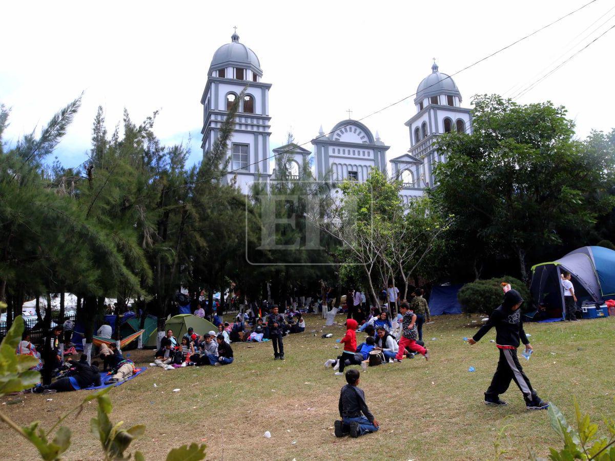 Niños y ancianos a la intemperie: fieles soportan las bajas temperaturas previo a la alborada