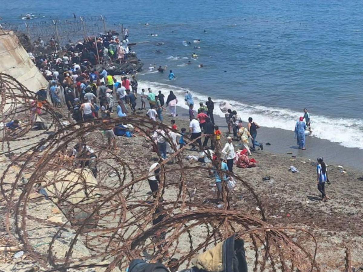 Varios murieron ahogados: migrantes regresan a Marruecos tras una noche de violencia en España