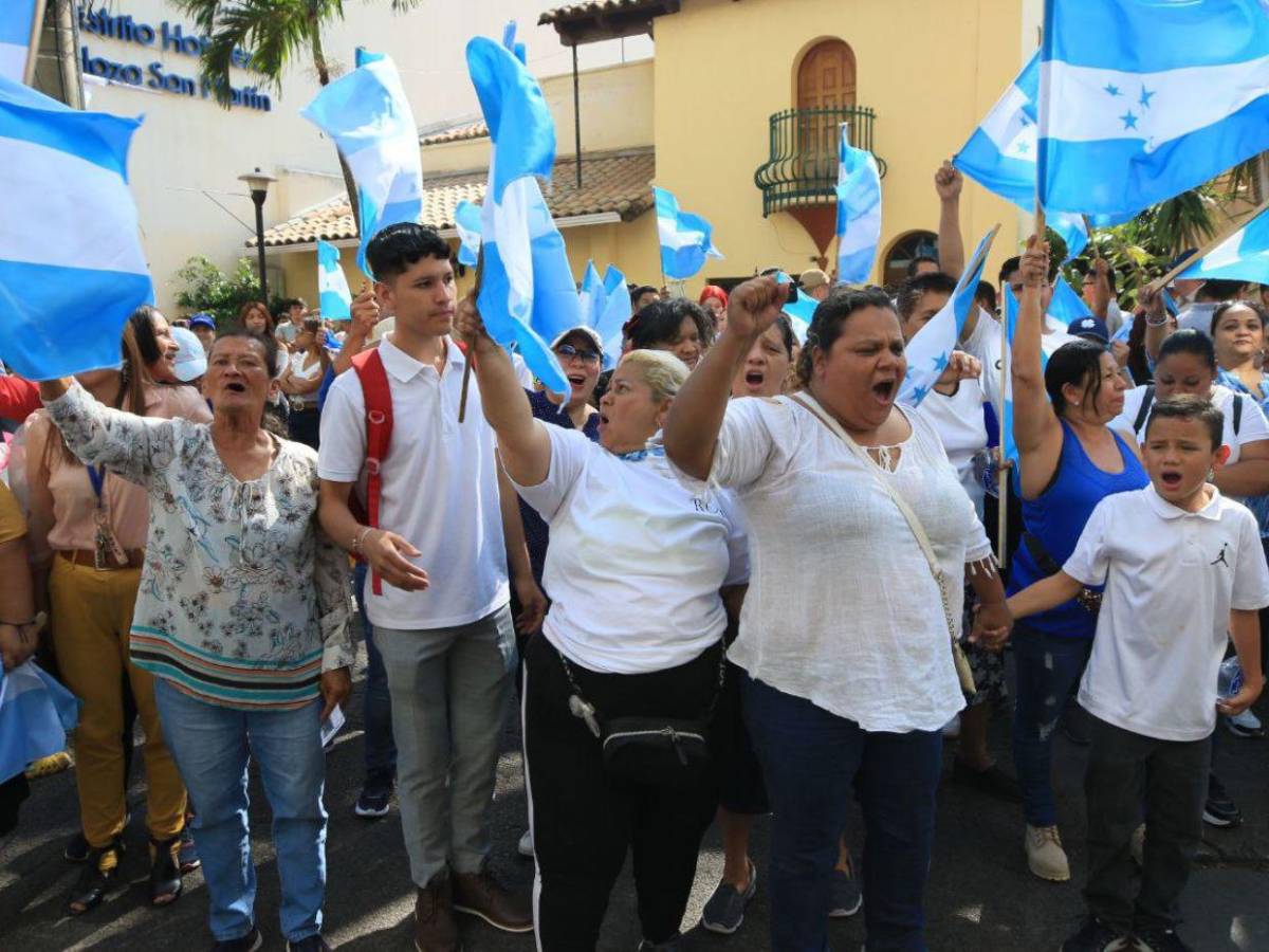 Líderes y simpatizantes liberales y nacionalistas llegan a respaldar a consejeras del CNE Líderes y simpatizantes liberales y nacionalistas llegan a respaldar a consejeras del CNE