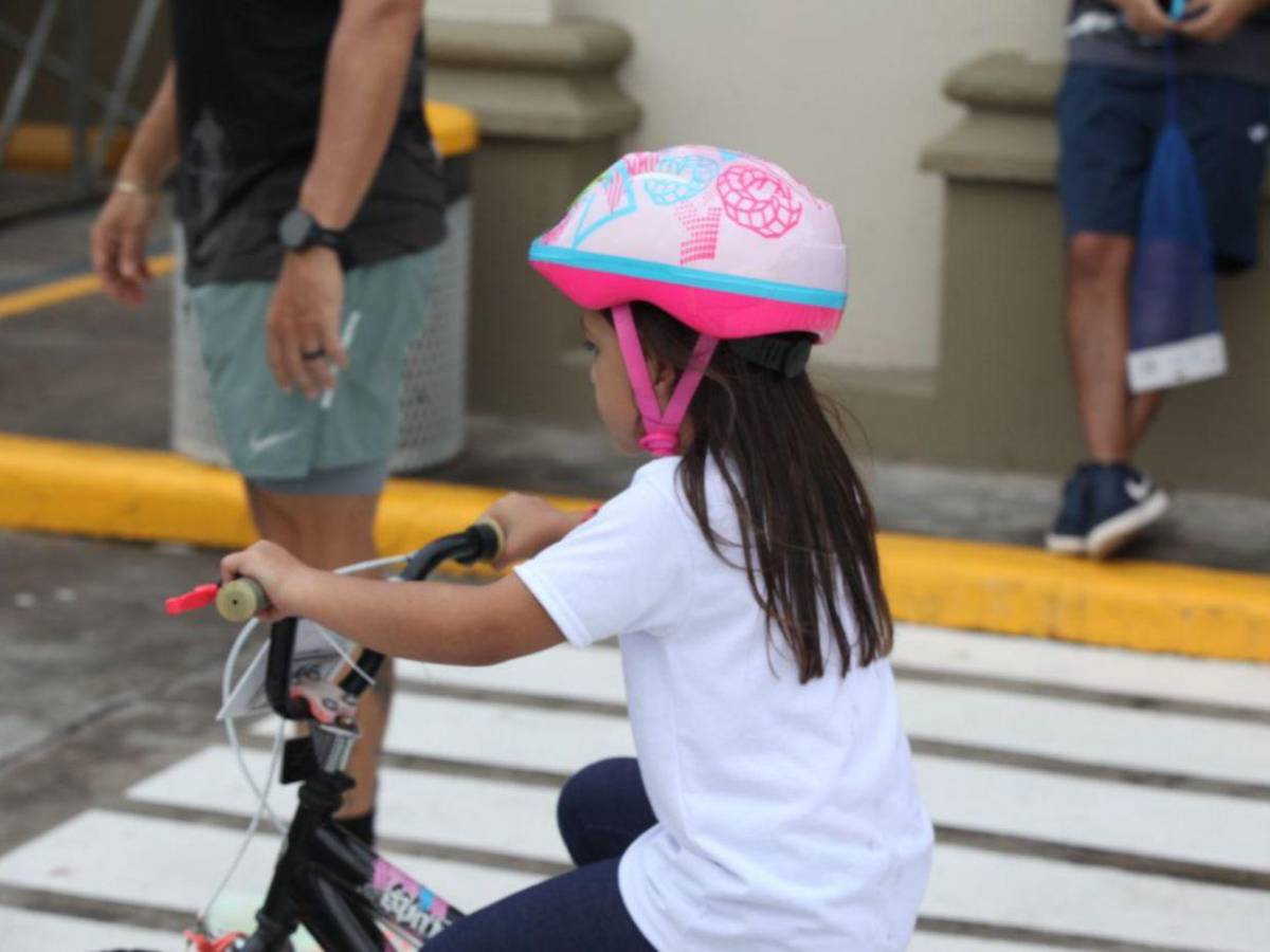 Cascos geniales y divertidos lucen los peques en la Vuelta Infantil 2025