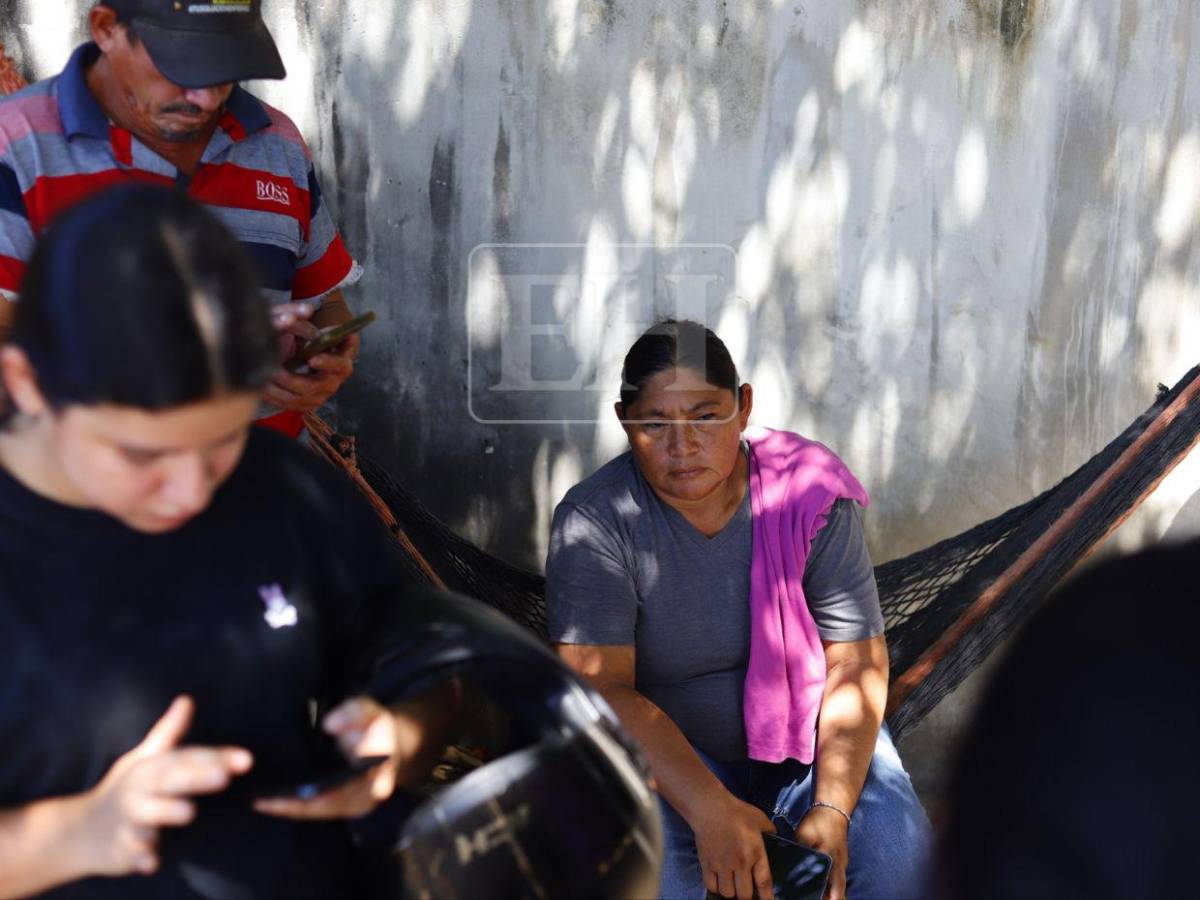 Entre lágrimas y abrazos, esperan restos de los seis fallecidos en incendio en SPS