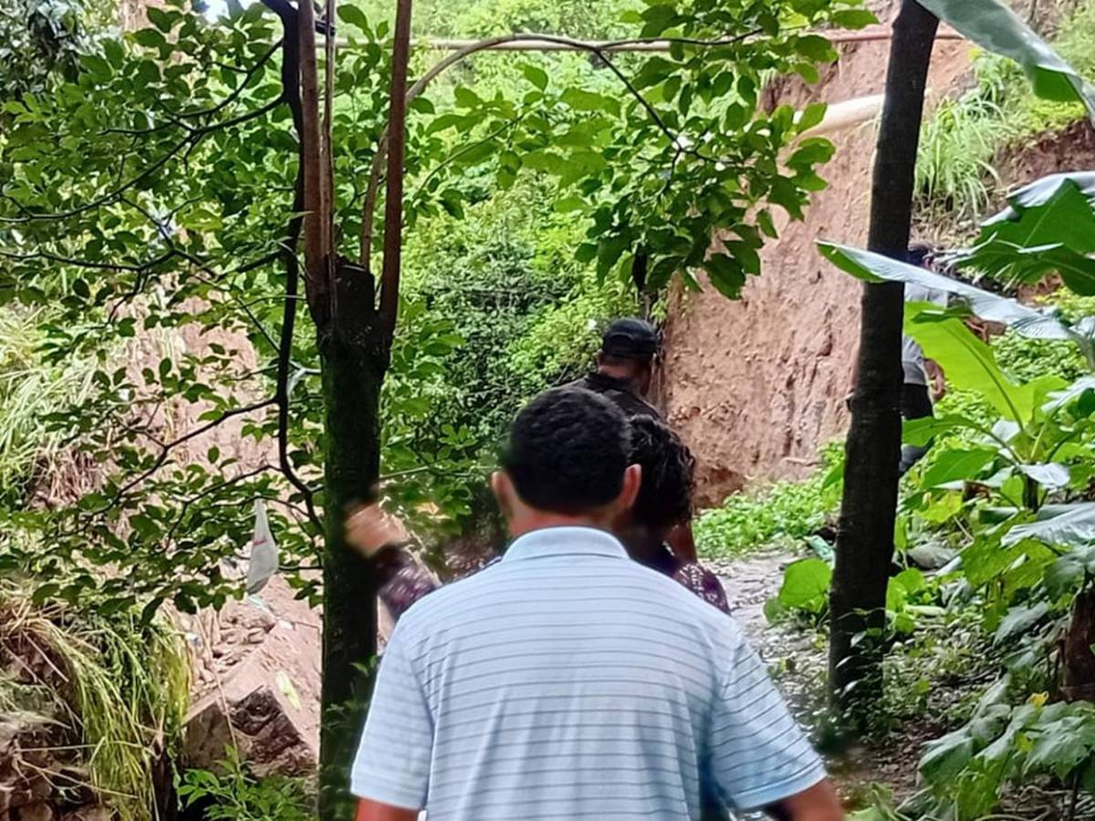 Se llevó toda la calle: así es el enorme socavón que mantiene sin paso a la Reynel Fúnez