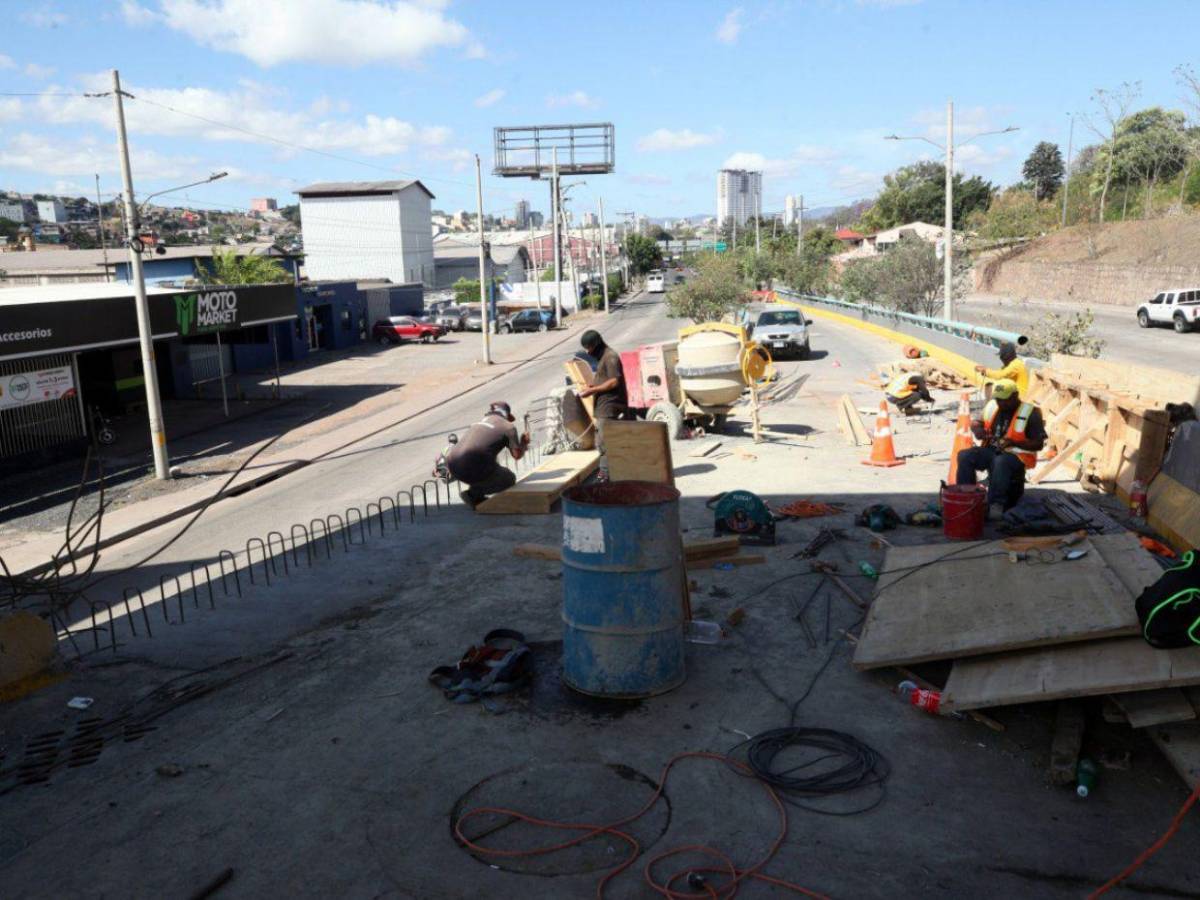 Realizan trabajos de restauración en el puente a desnivel Juan Manuel Gálvez Realizan trabajos de restauración en el puente a desnivel Juan Manuel Gálvez