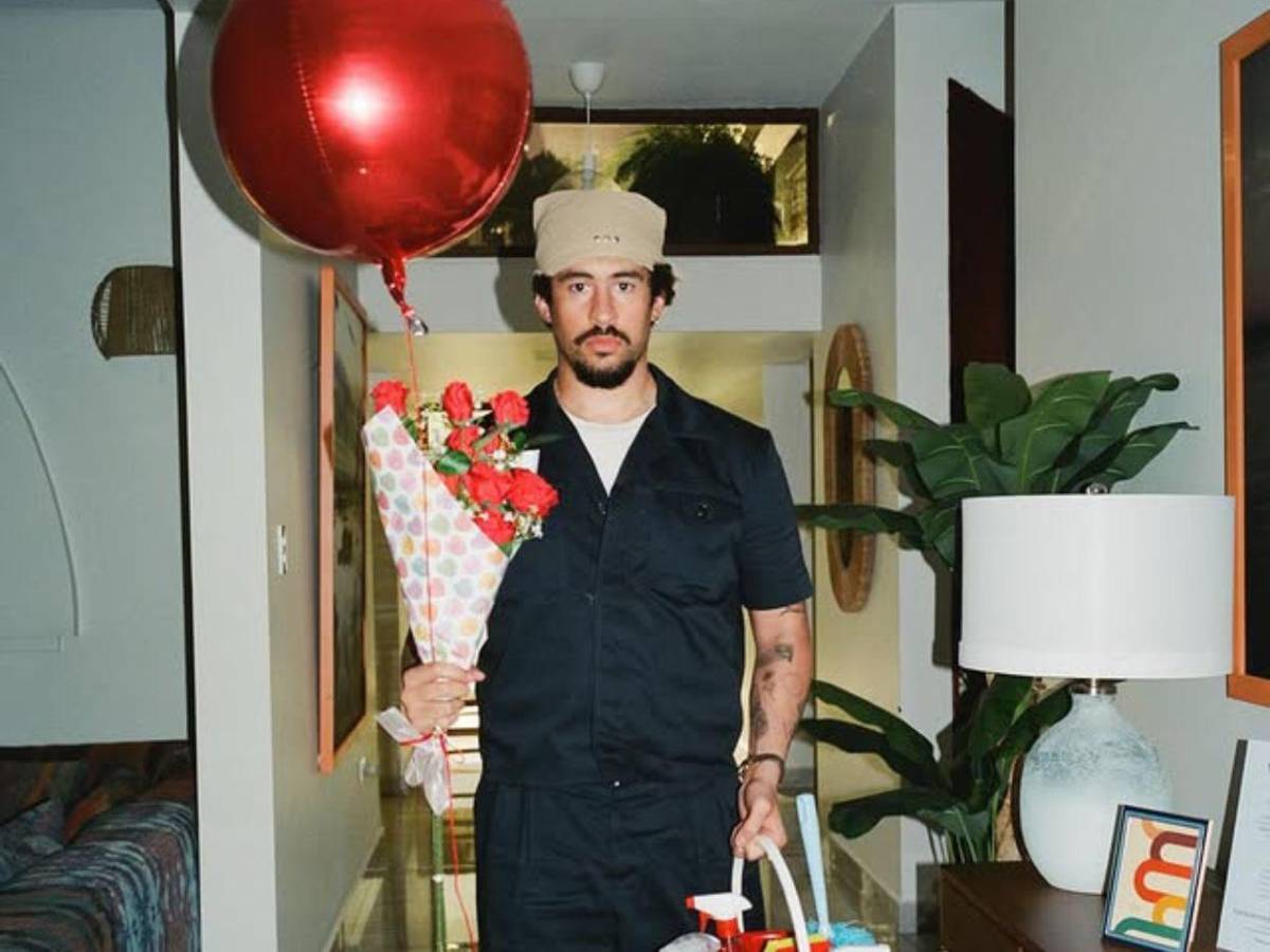 Bad Bunny amonestado por tocar una pieza arqueológica en el Museo Nacional de Antropología de México