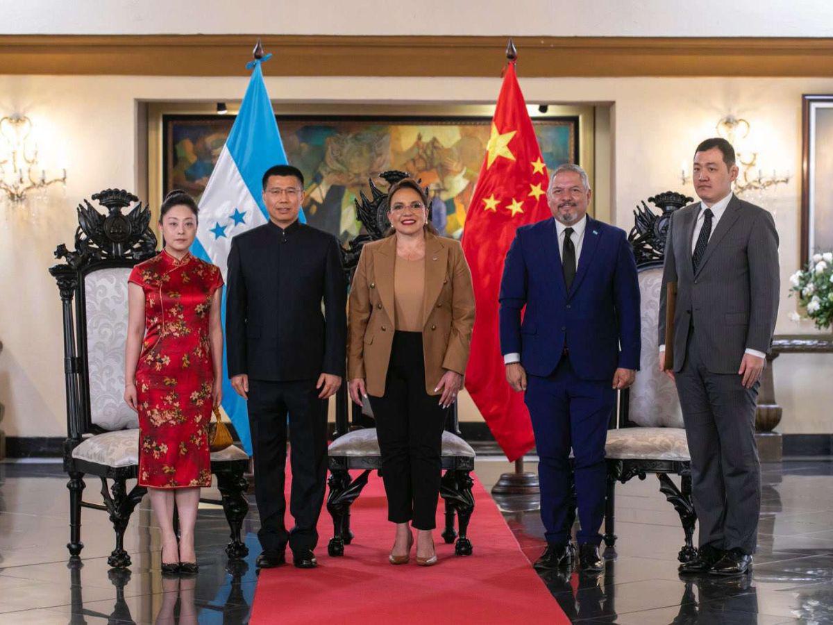Embajador de China se acredita ante la presidenta Xiomara Castro