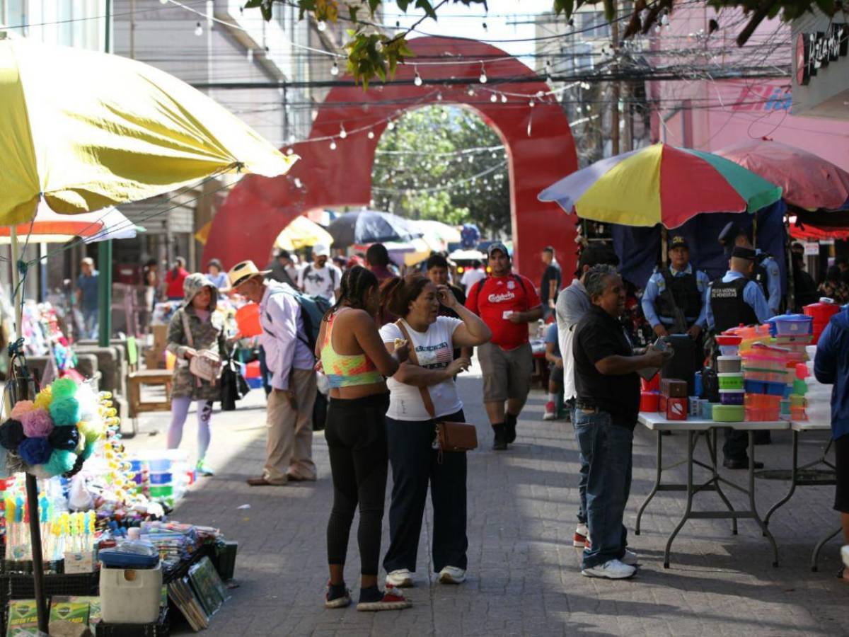 Compras de último minuto, tráfico y movimiento comercial en Tegucigalpa antes del Año Nuevo