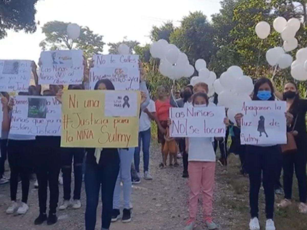 Decenas de personas pedían justicia por Sulmy en su entierro en Santa Bárbara.