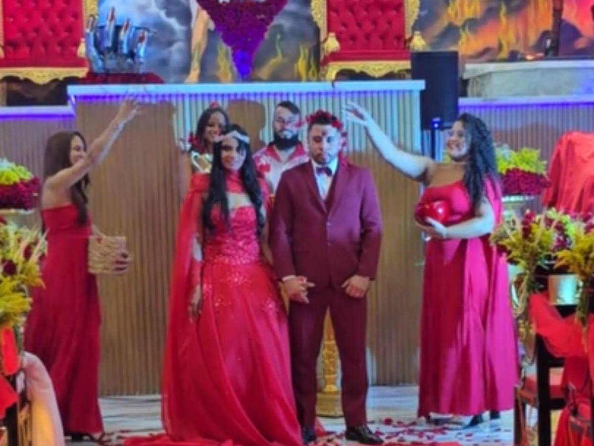 Alabanzas y bendición: así fue la primera boda en la Iglesia de Lucifer