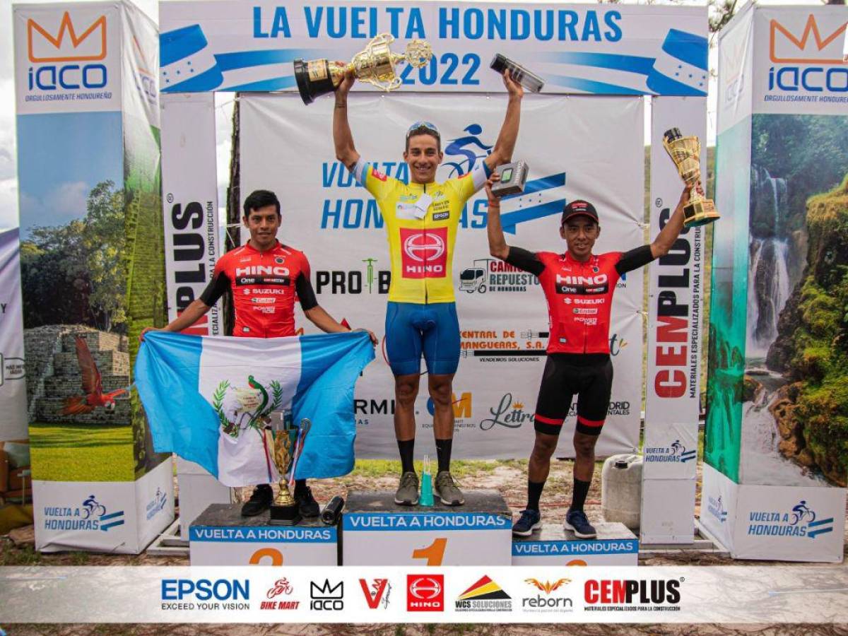 Así fue el momento en que López recibió la medalla como ganador de la Vuelta Honduras 2022.