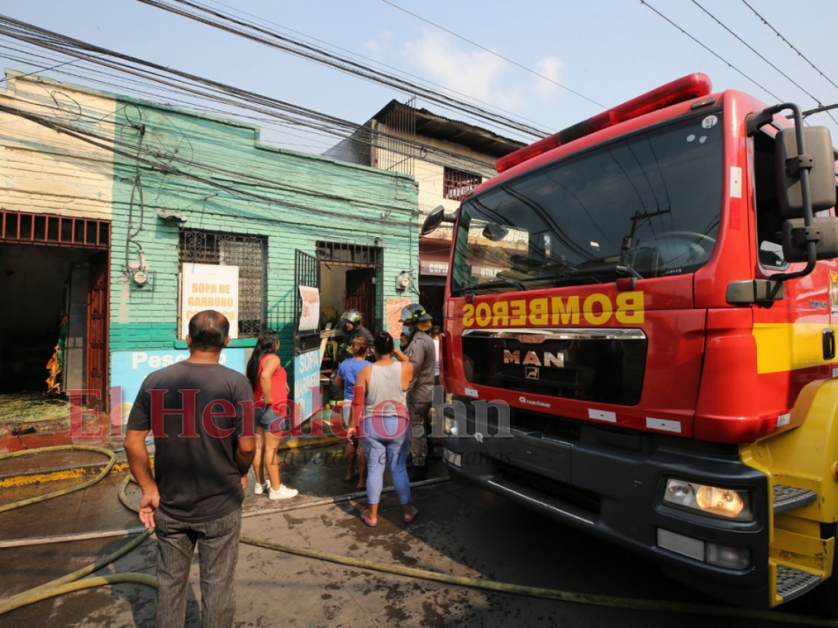 Incendio arrasa con negocio de comidas en el barrio Villa Adela