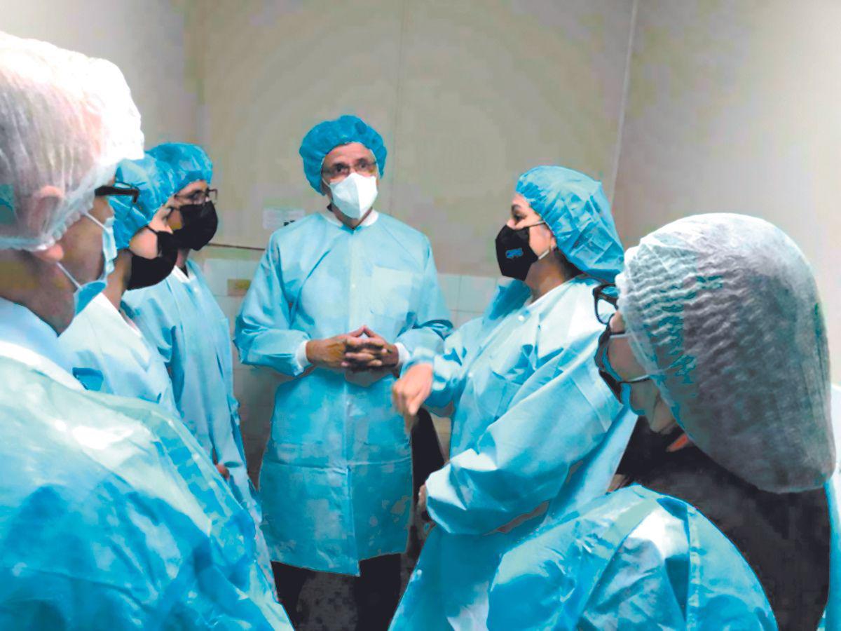 Las autoridades de Salud recibieron la donación.