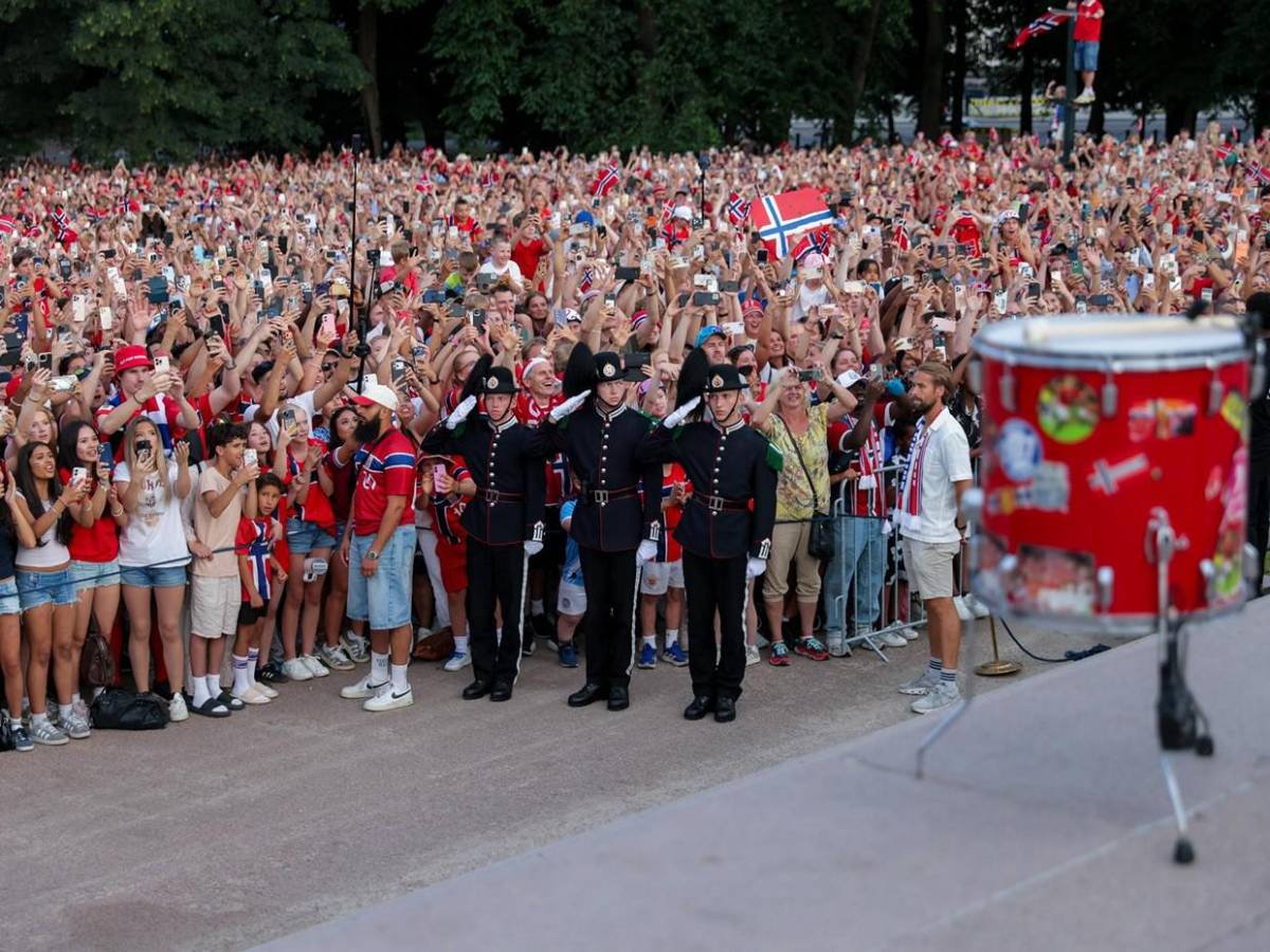 Oslo se rinde ante Haaland: así fue el emotivo recibimiento a la selección de Noruega