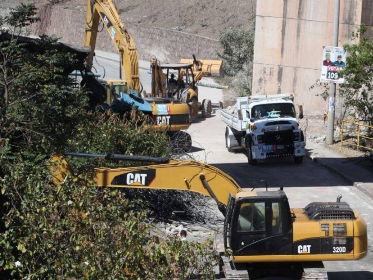 Así avanza la demolición de la rampa del puente Juan Manuel Gálvez tras colapsar