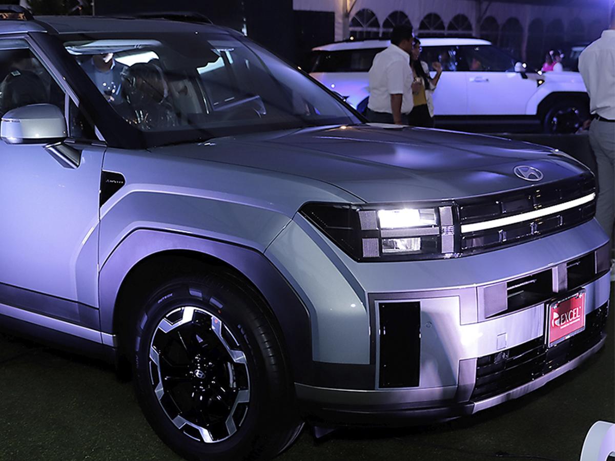 <i>Los distintivos focos en forma de H (H-light) destacan su diseño vanguardista y su identidad única, iluminando el camino hacia la innovación automotriz.</i>