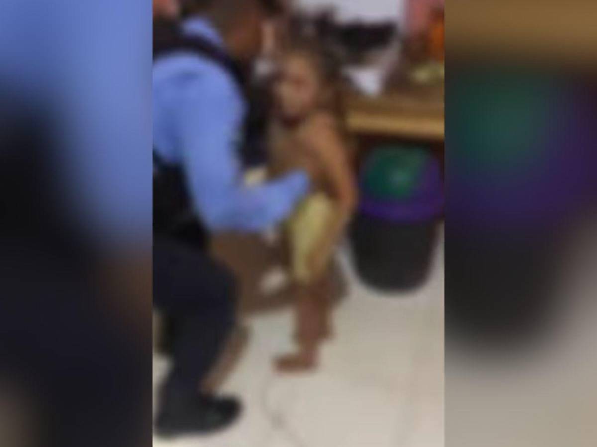 Estaban sin ropa y amarrados a una puerta: madre dejaba solos a sus hijos mientras salía a vender