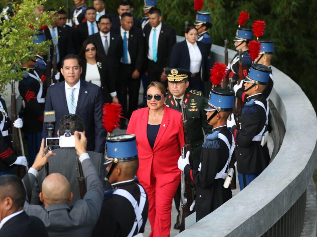 Presidenta Xiomara Castro llegó vestida con los colores de Libre a inauguración del mes patrio