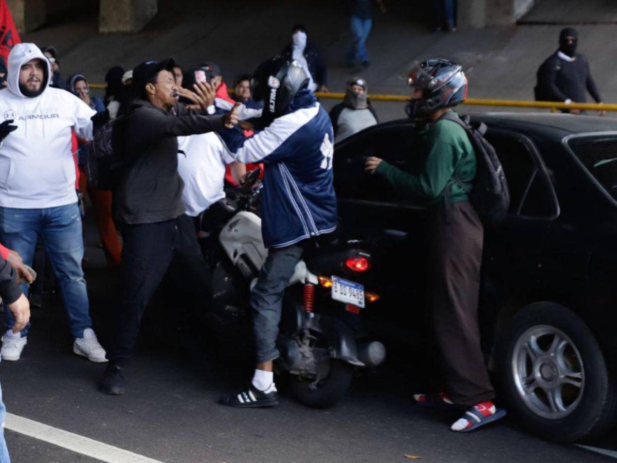 En fotos: con puñetazos y patadas, militantes de Libre atacan a motociclista cerca del CLE