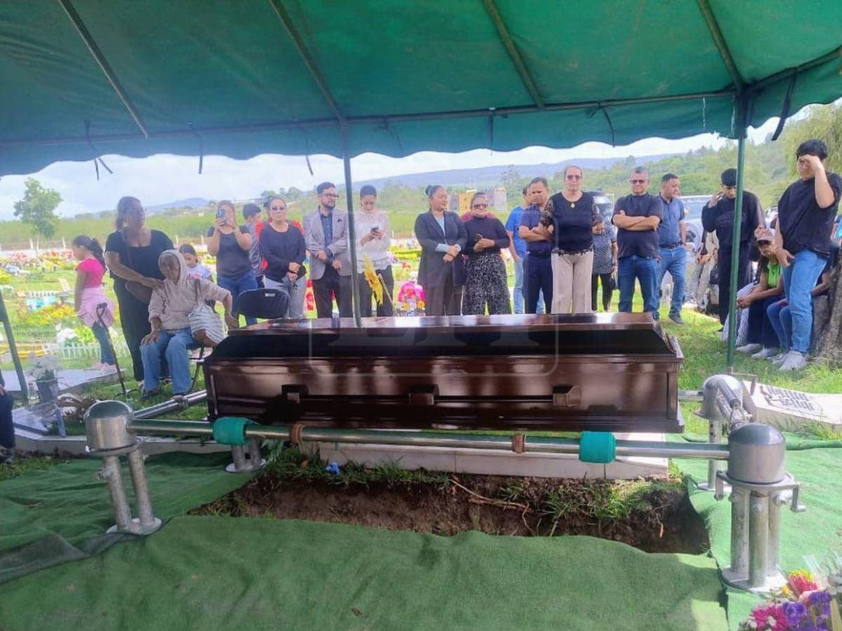 Con flores, palabras de amor y aplausos: así despiden a la periodista Bessy Carolina Martínez