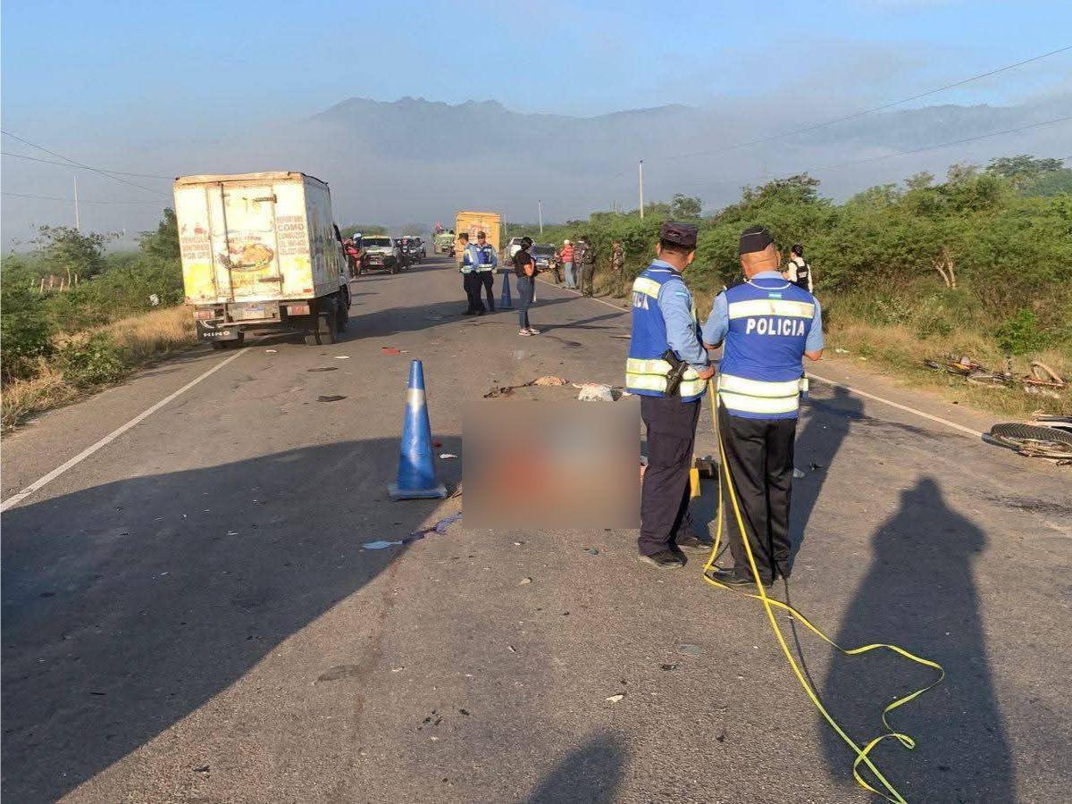 Padre e hijo mueren tras impactar con pick-up en Olanchito: las dolorosas imágenes