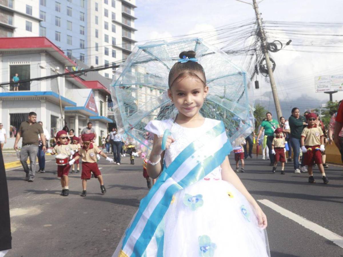 Pequeñas reinas estudiantiles se roban el corazón de los hondureños en los desfiles patrios