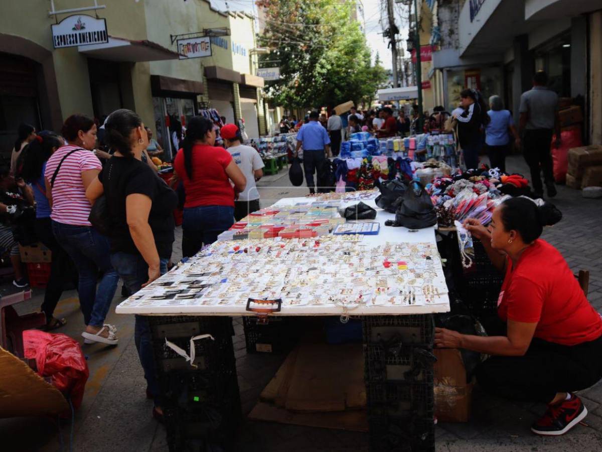 Paseo Liquidámbar: lleno de comerciantes y compradores en esta temporada navideña