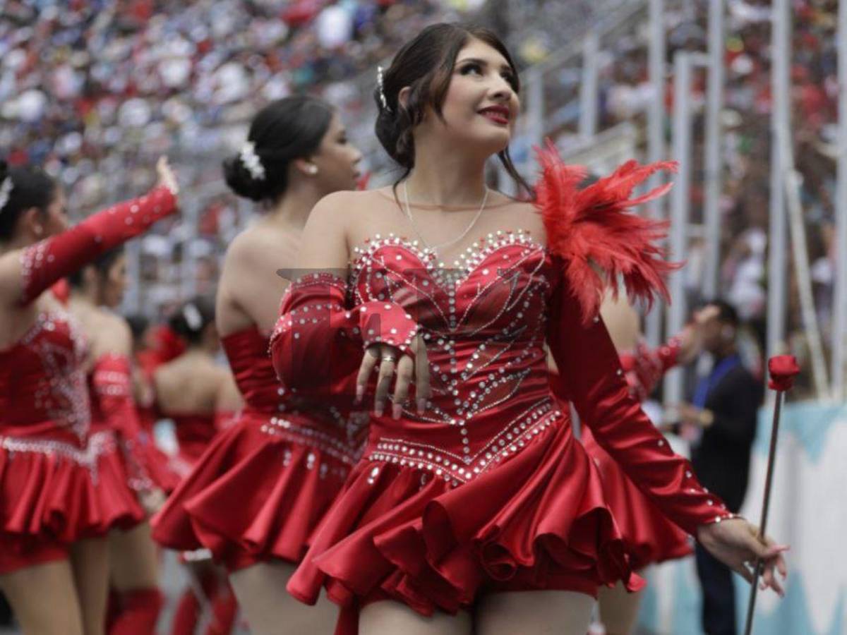 El rojo brilló en los desfiles patrios: los atuendos que marcaron tendencia este 2025