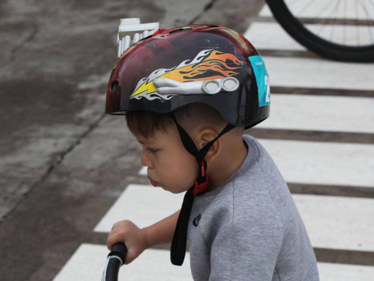 Cascos geniales y divertidos lucen los peques en la Vuelta Infantil 2025