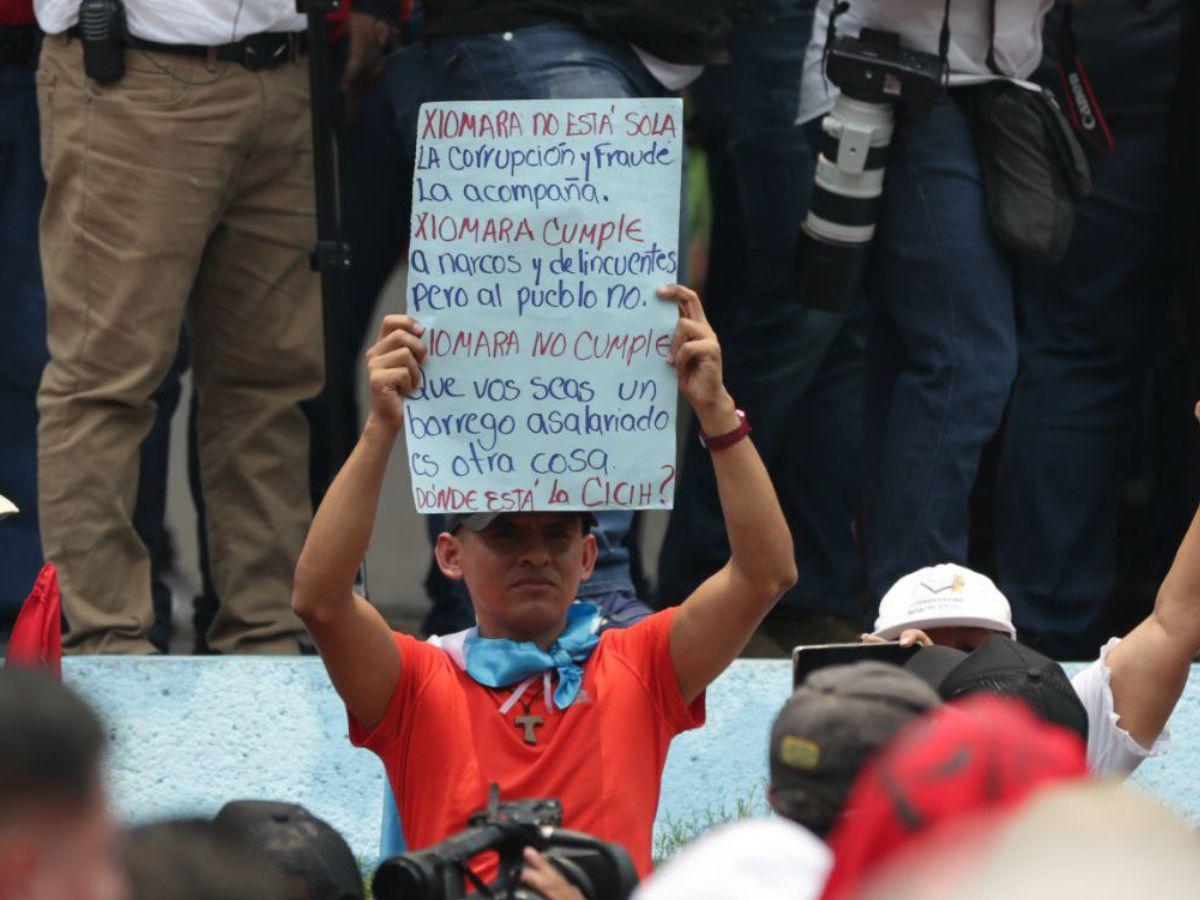 Norman Mondragón se paró frente al lugar donde hablaba el expresidente Manuel Zelaya con la pancarta que decía que “Xiomara no cumple”.