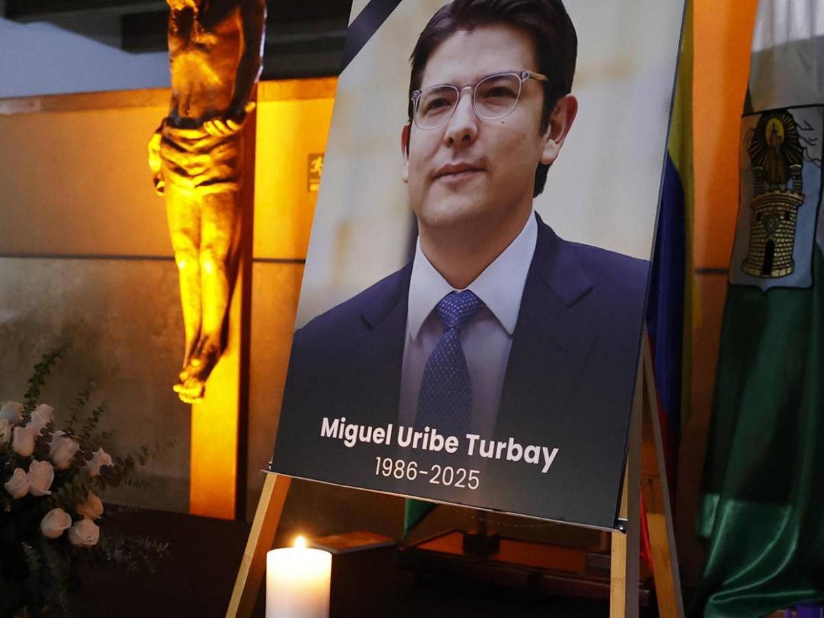 Petro no asiste a funeral de Uribe Turbay y lo llama ‘Mario’ durante minuto de silencio