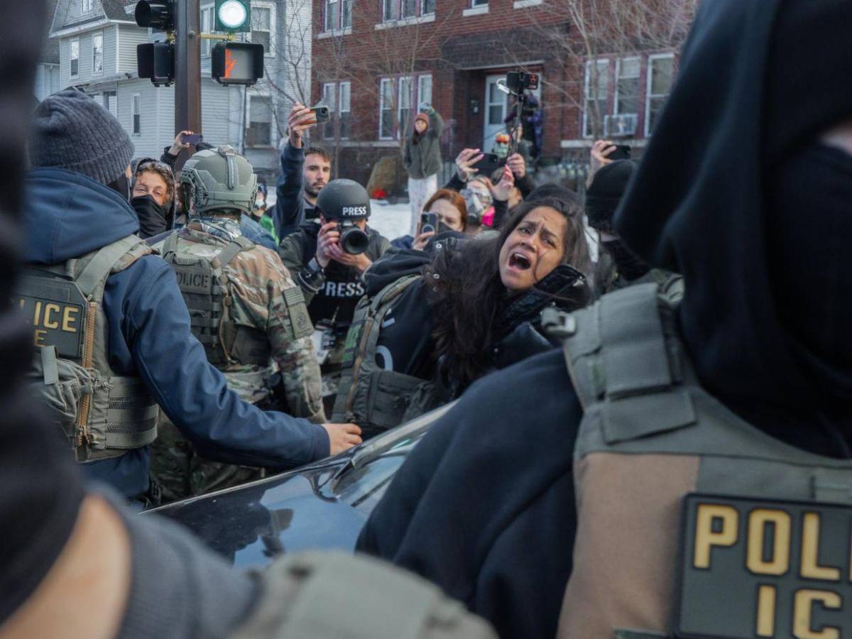 Por la fuerza sacaron a mujer de su carro durante violentas protestas en Minneapolis