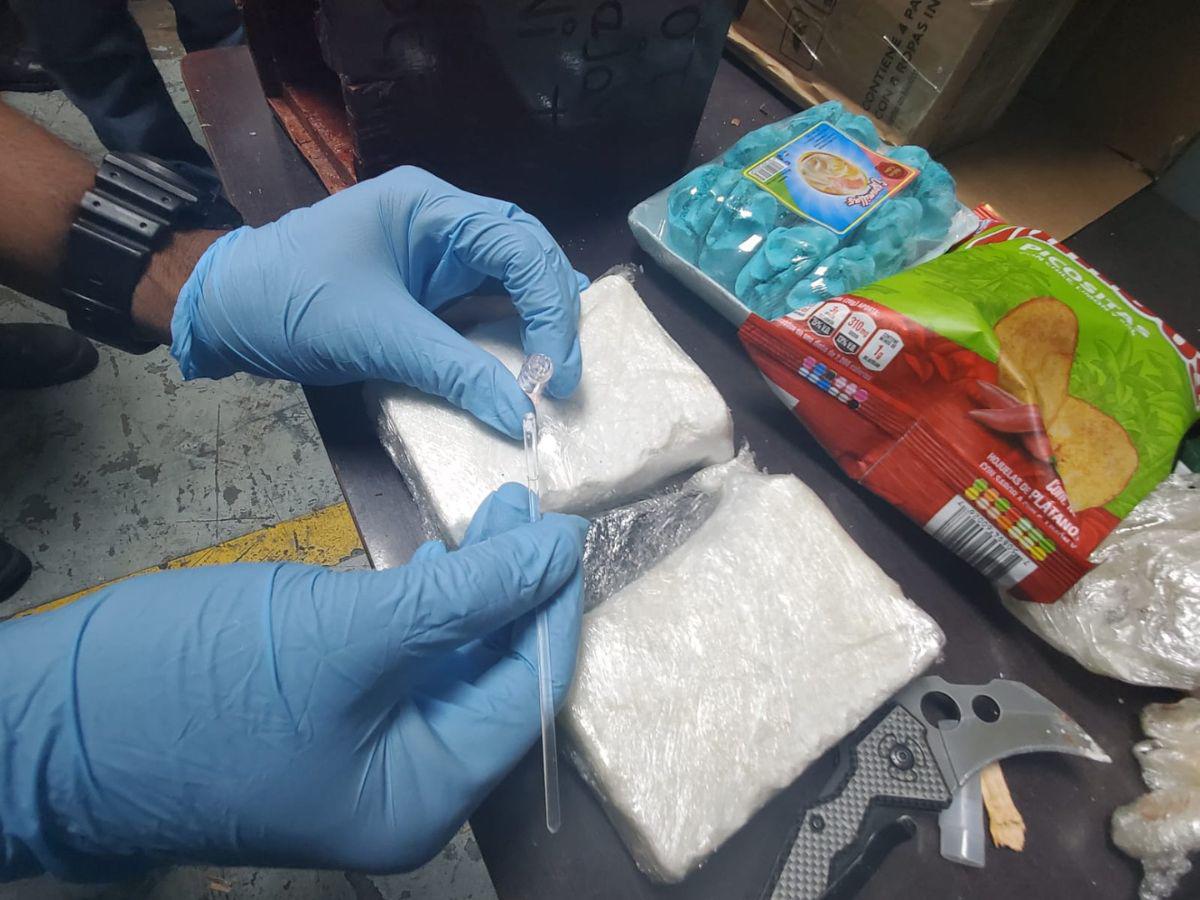 Momento en que los elementos de la DNPA encontraron los dos paquetes de la supuesta cocaína.