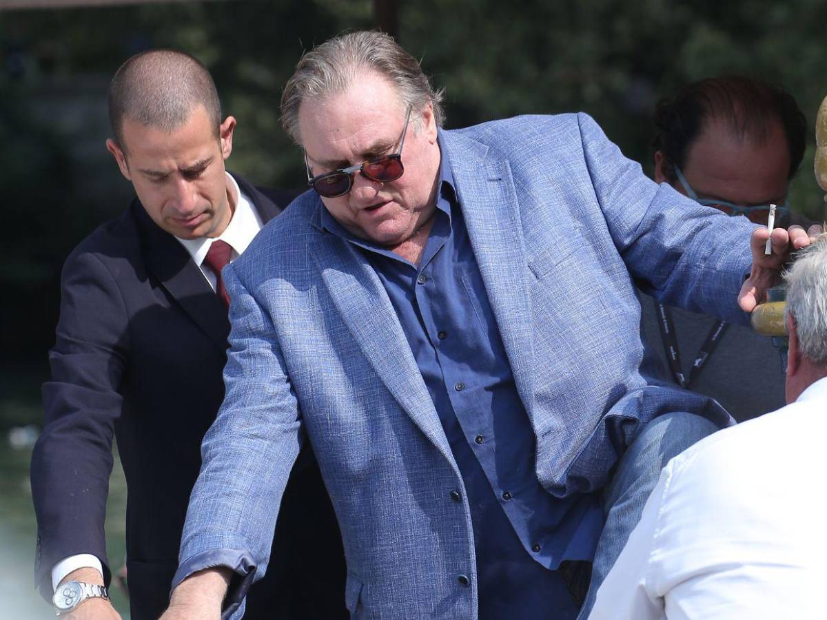 Gérard Depardieu enfrenta juicio por agredir a un paparazzi en Roma