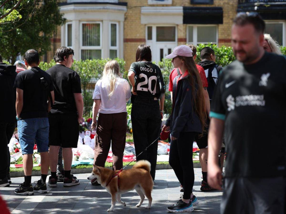 You´ll Never Walk Alone: Seguidores del Liverpool rinden homenaje a Diogo Jota