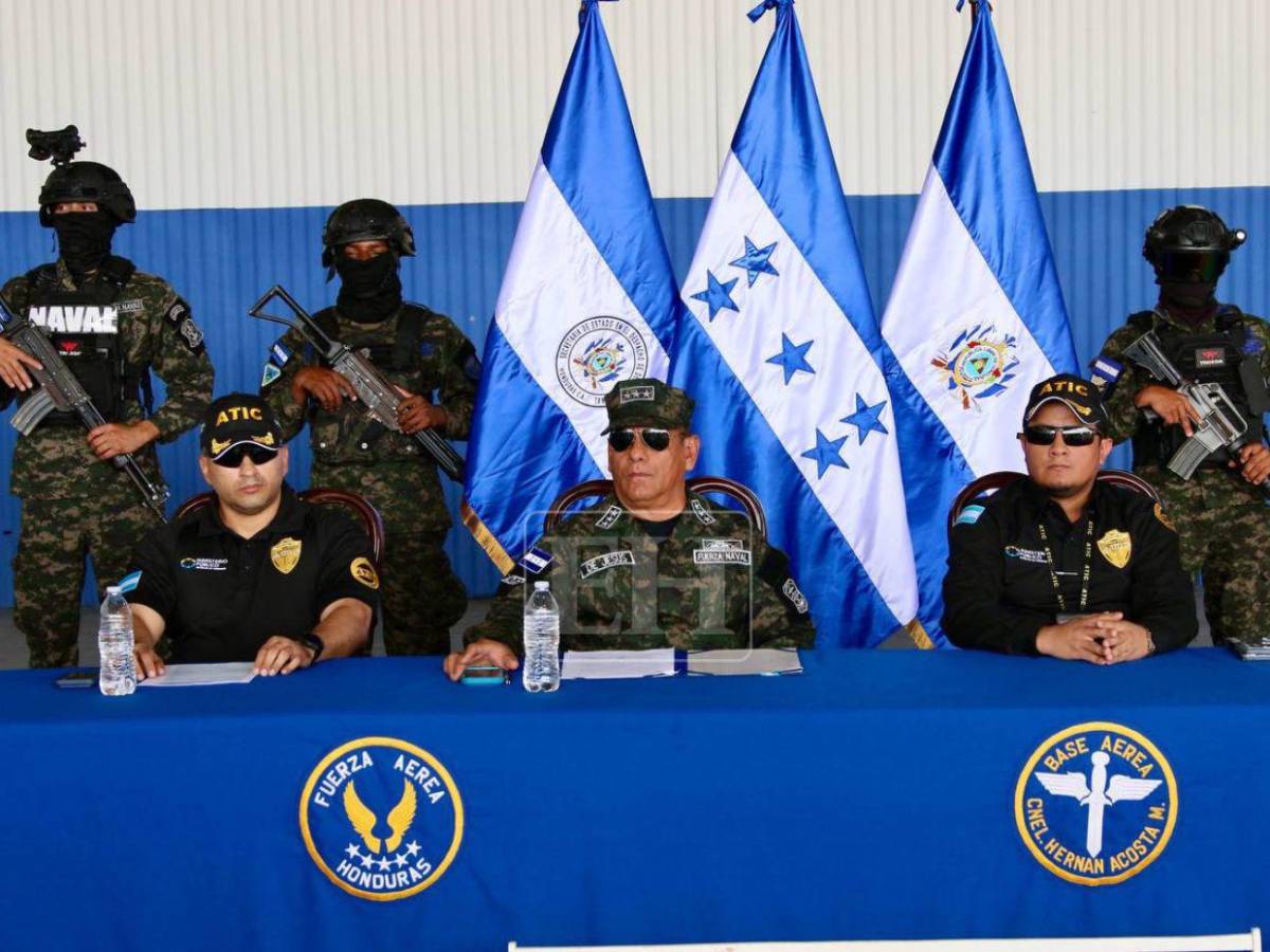 Así trasladaron a los cinco detenidos con 899 kilos de cocaína tras operación en Gracias a Dios