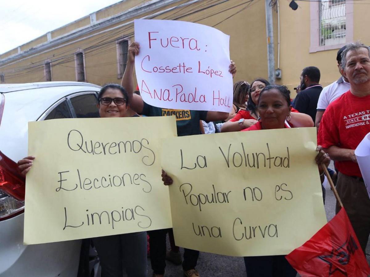 Apoderándose de los portones, colectivos de Libre impiden entrega de ofertas para TREP